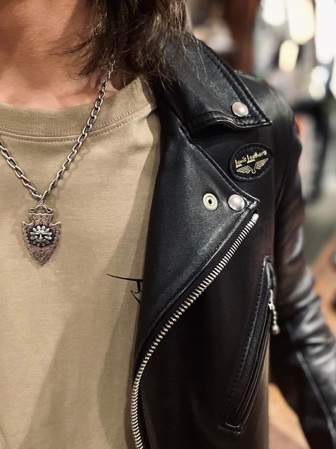 Lewis LeathersとSKANDAオリジナルでバチっと決める。