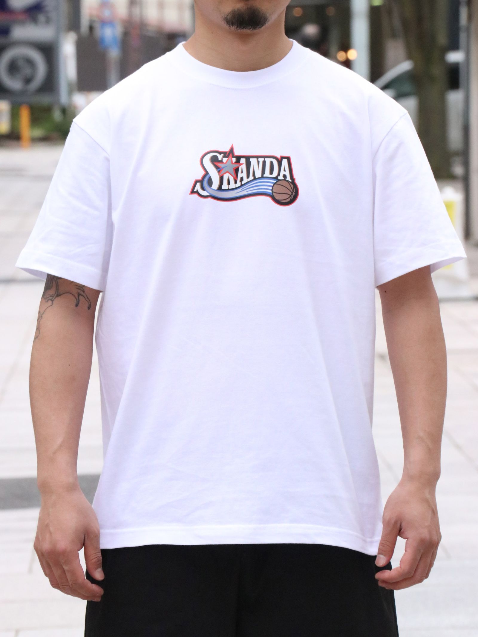 ”SKANDA×GRAVYSOURCE” W-NAME TEE (WHITE)