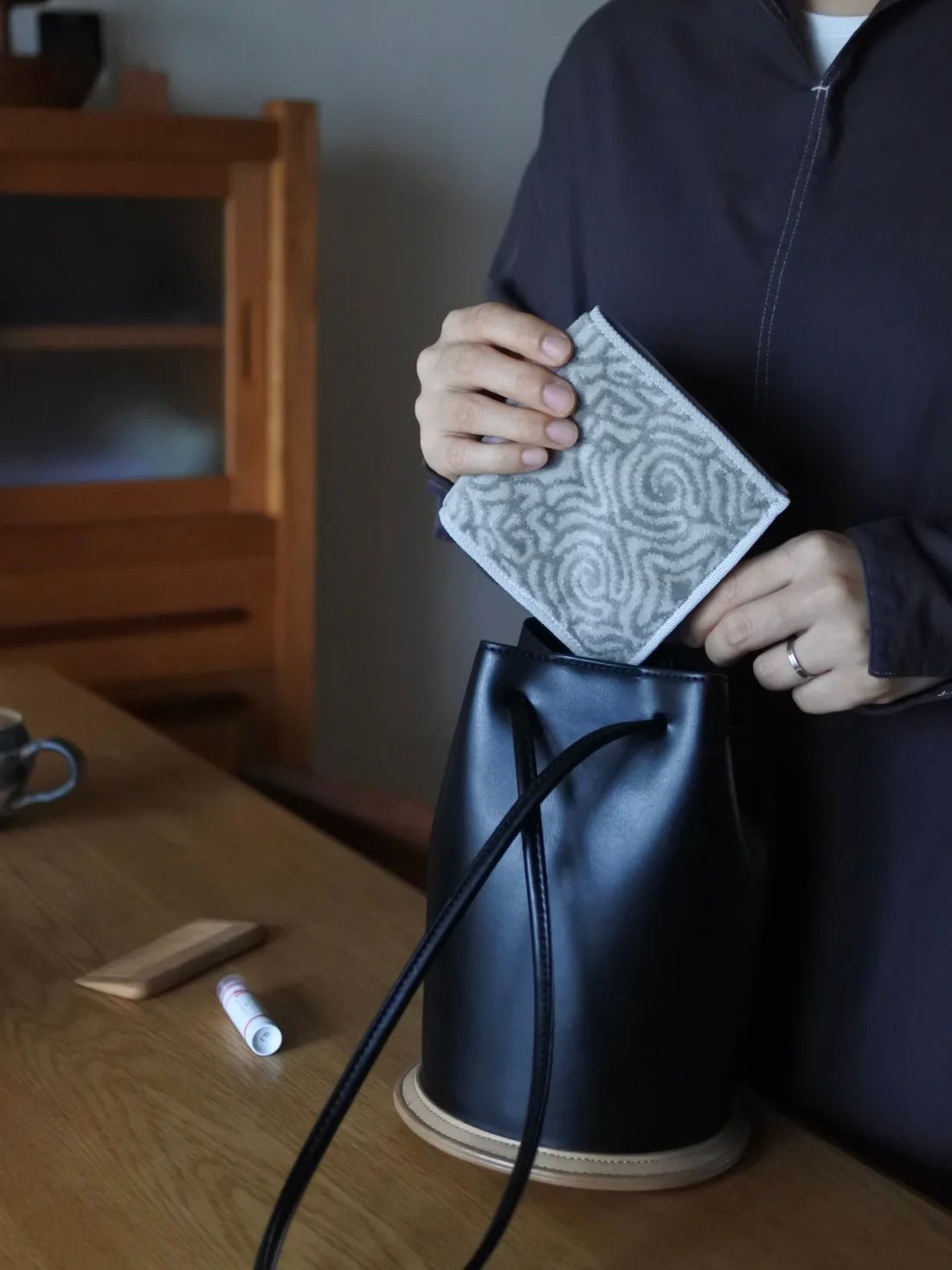 アイヌ文様の今治タオルハンカチ (カパラミプ - ライトグレー×グレー)