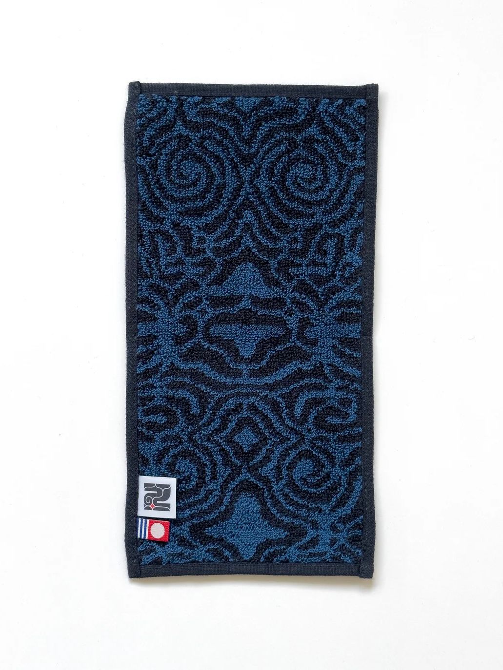 アイヌ文様の今治タオルハンカチ (カパラミプ - ブルー×ネイビー)