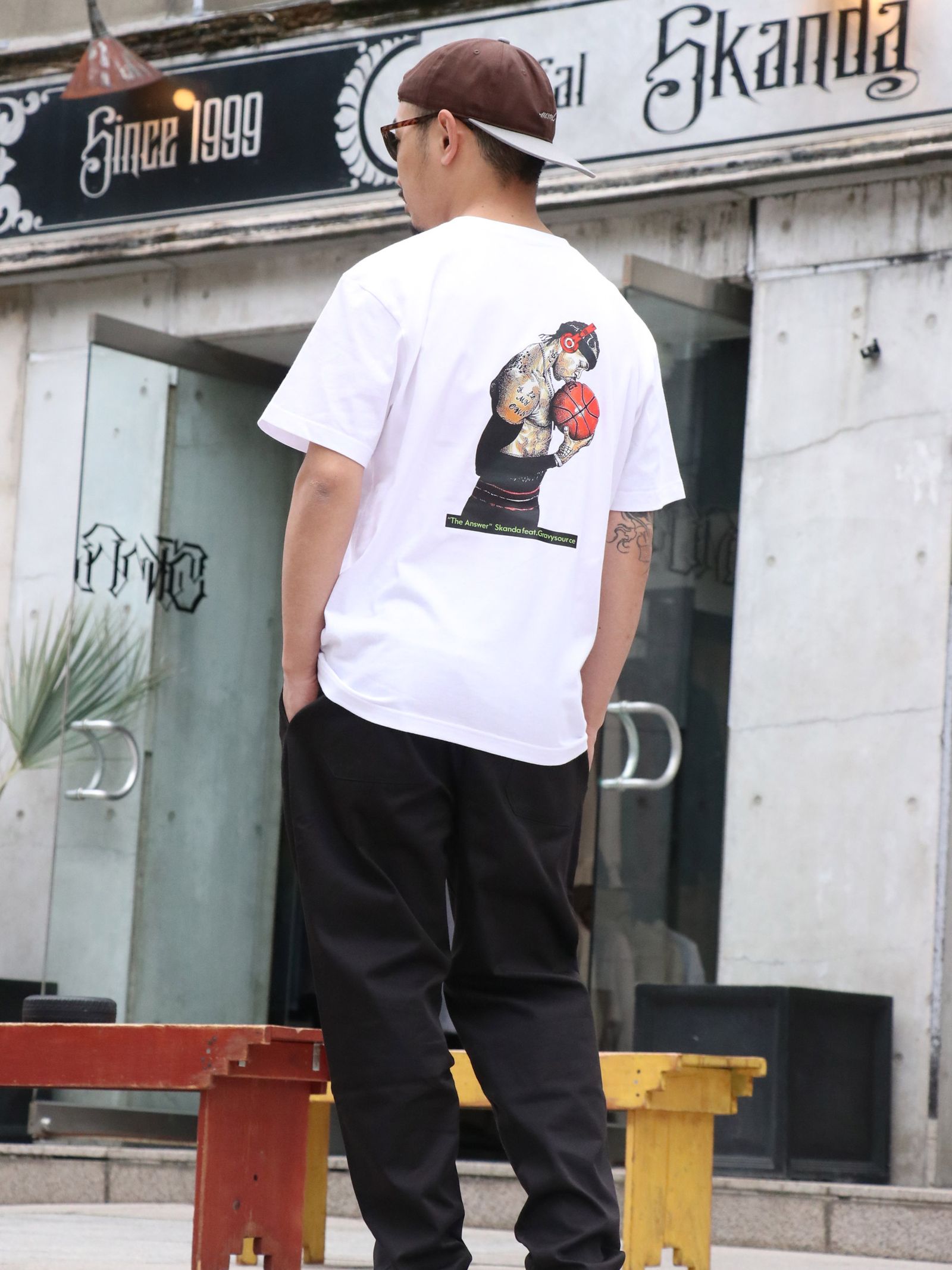 ”SKANDA×GRAVYSOURCE” W-NAME TEE (WHITE)