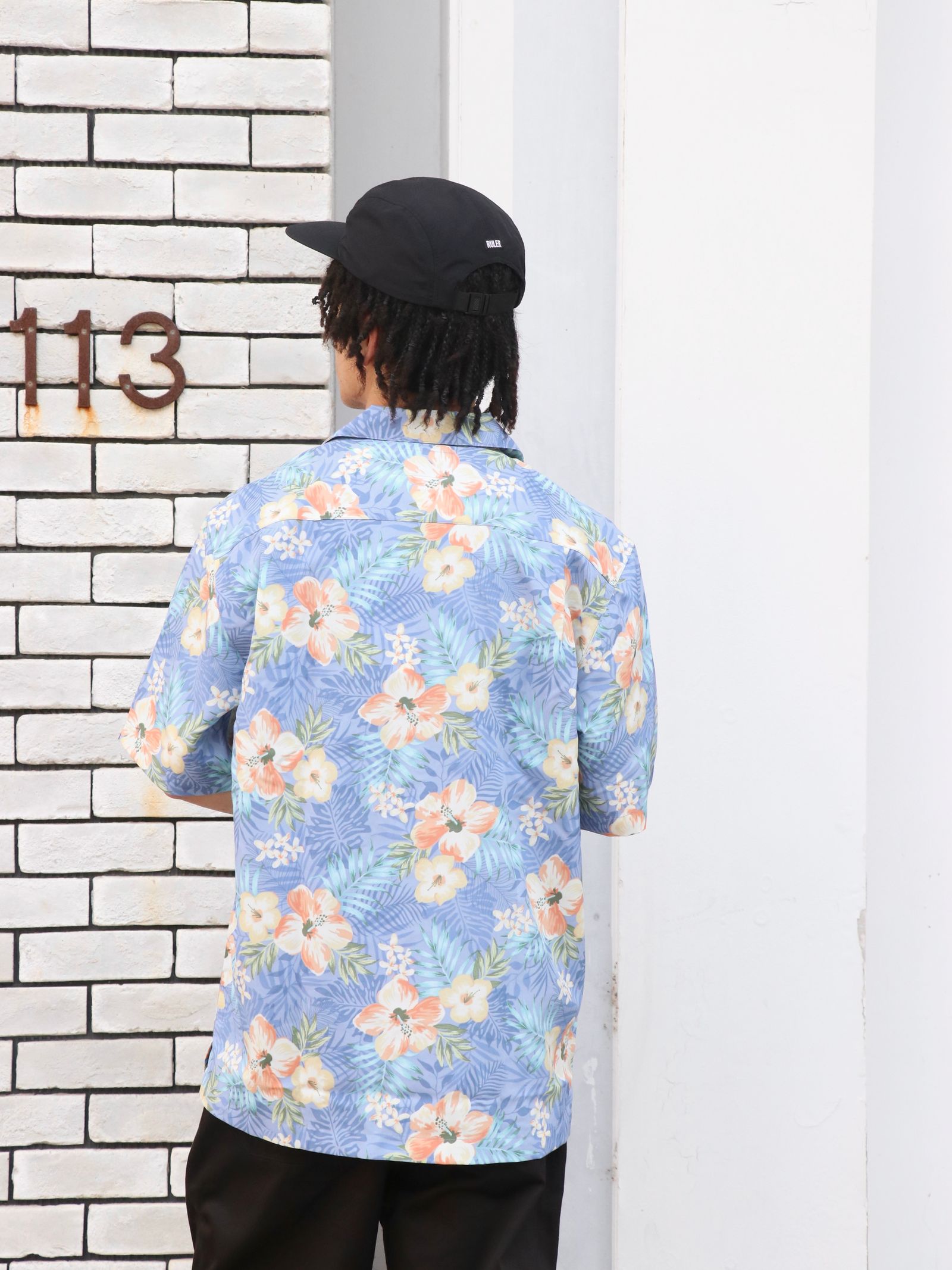 夏を纏う、柄シャツ一枚で涼しげなスタイル