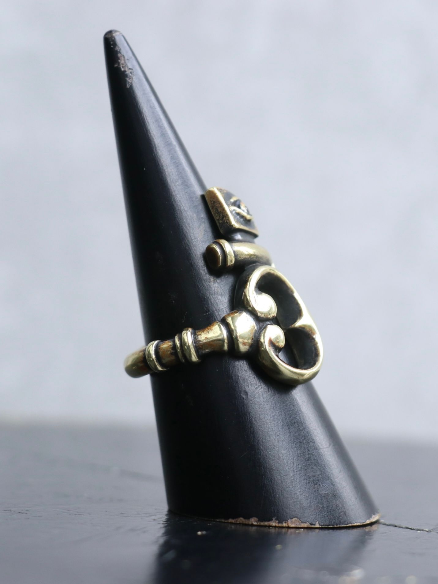 LOOKING EE RING (BRASS×CLEAR STONE）