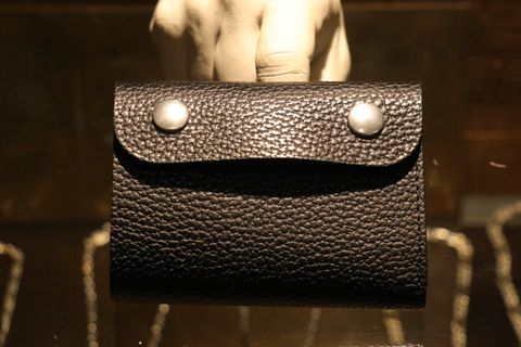 洒落たメンズの使うコンパクトウォレット