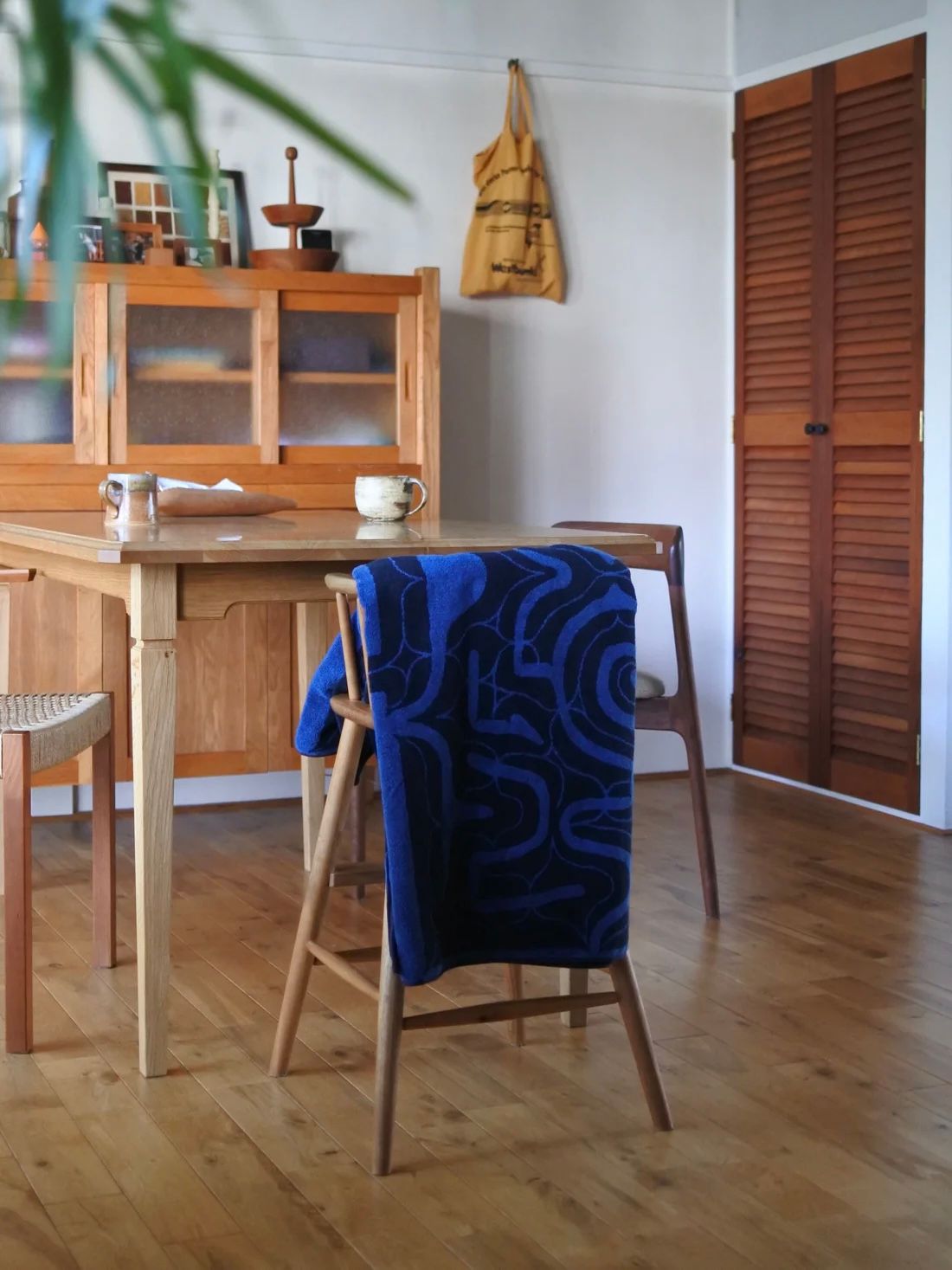 アイヌ文様の今治タオルブランケット (カパラミプ - ブルー×ネイビー)