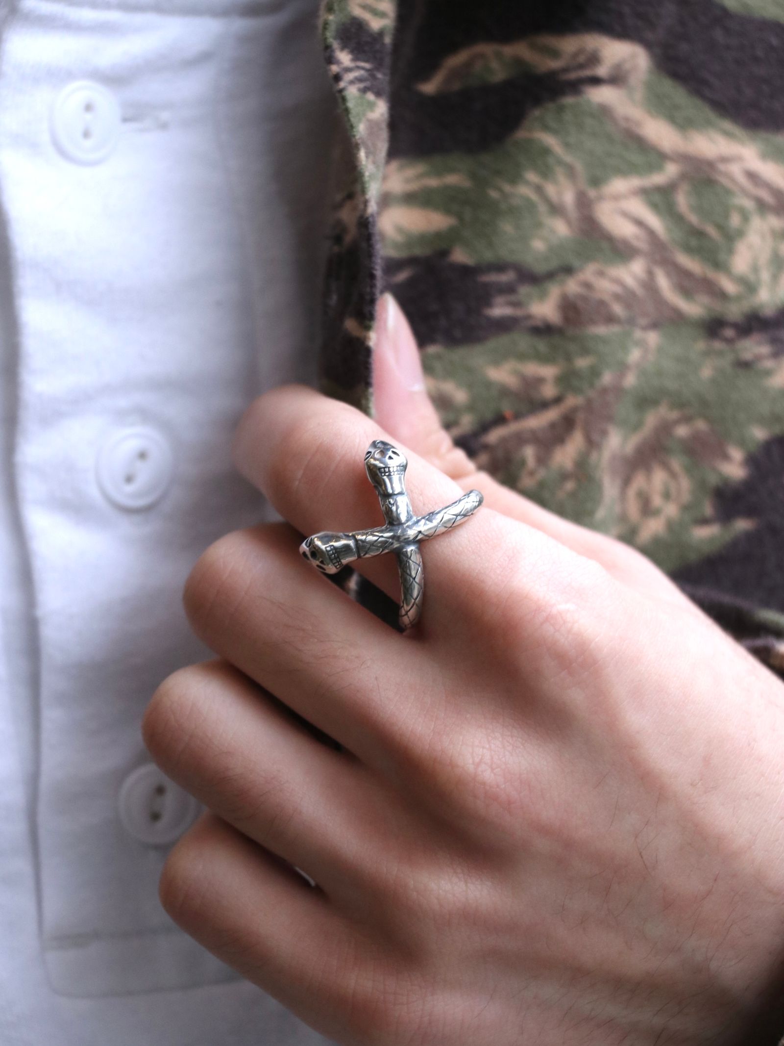 "SKANDA×galcia" CROSS SNEAK RING (SILVER925)