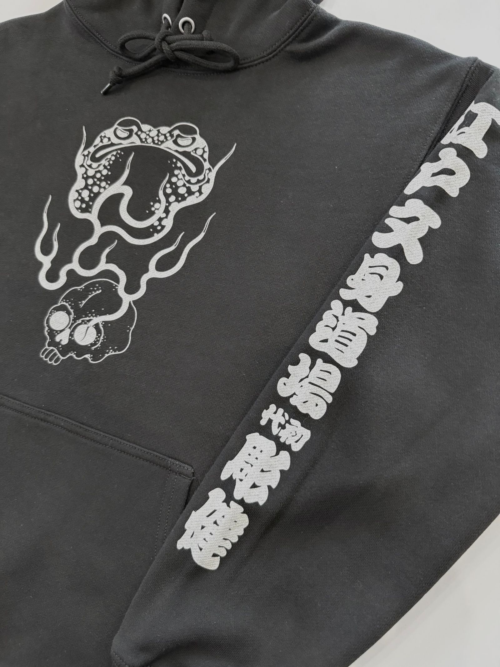PULLOVER HOODIE "がまん"(BLACK) SKANDA 26TH DESIGN by江戸文身道場 彫健