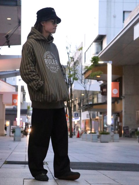 意外とアリなパーカー×スラックス