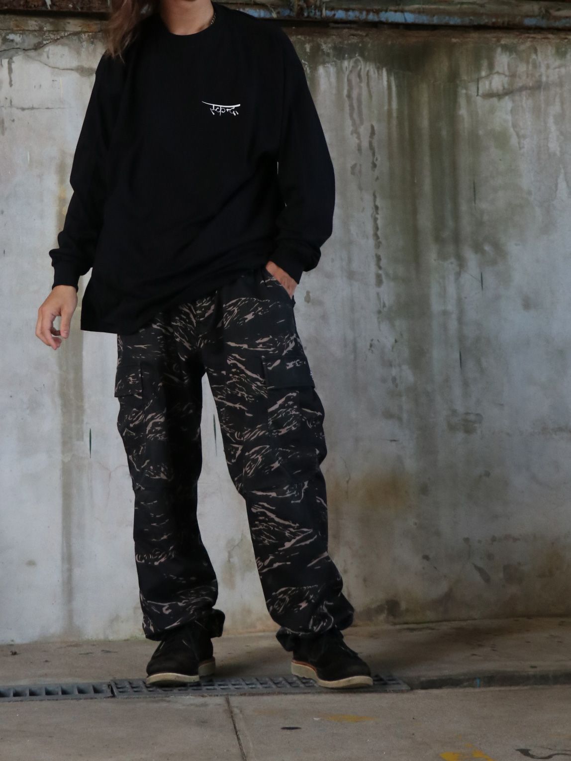"DARK MATTER" L/S TEE / "DARK MATTER" ロングスリーブTシャツ (ブラック）