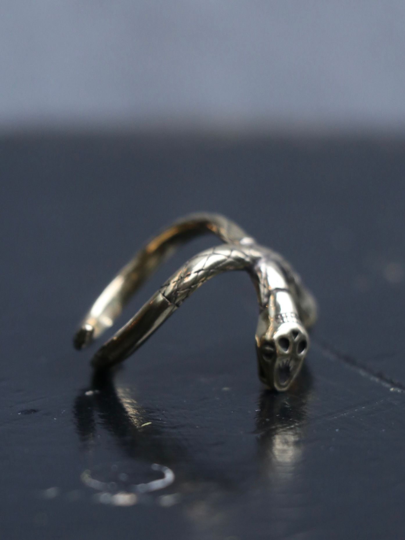 "SKANDA×galcia" CROSS SNEAK RING (BRASS)