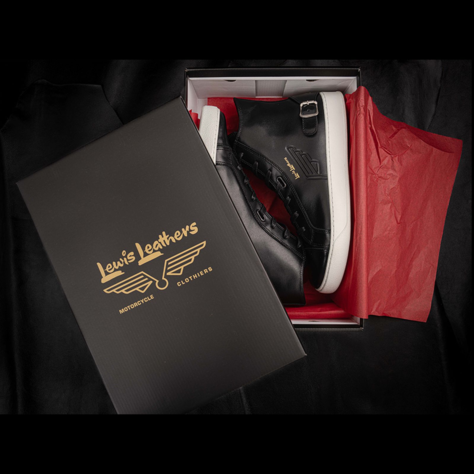 (3月8日11時より発売開始) EMBOSSED LEWIS LEATHERS SNEAKERS (BLACK)
