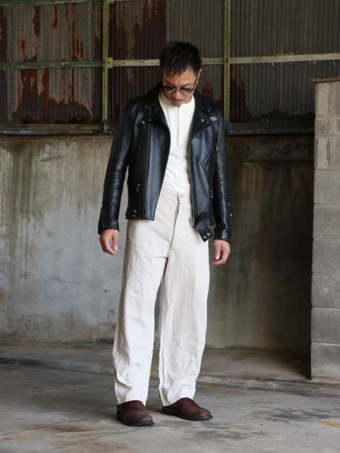 ライダースを引き立たせるホワイトベースのスタイリング