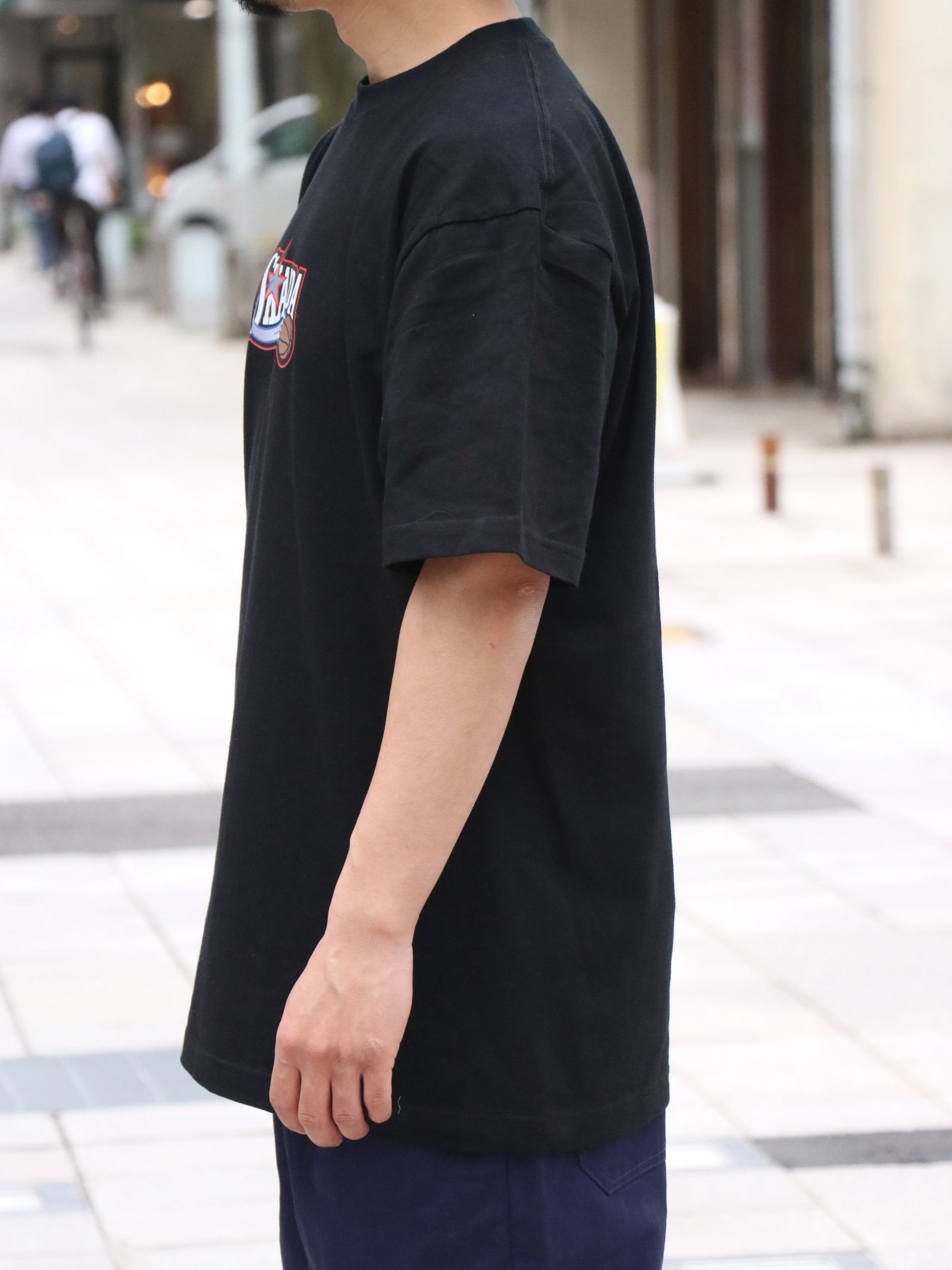 ”SKANDA×GRAVYSOURCE” W-NAME TEE (BLACK)