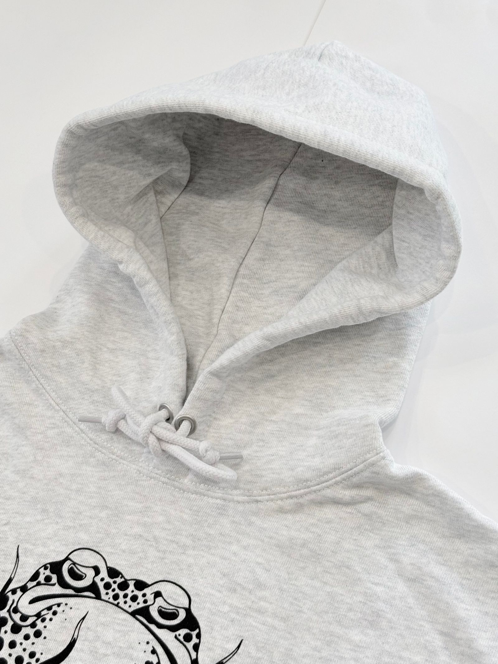 PULLOVER HOODIE "がまん"(ASH GRAY) SKANDA 26TH DESIGN by江戸文身道場 彫健