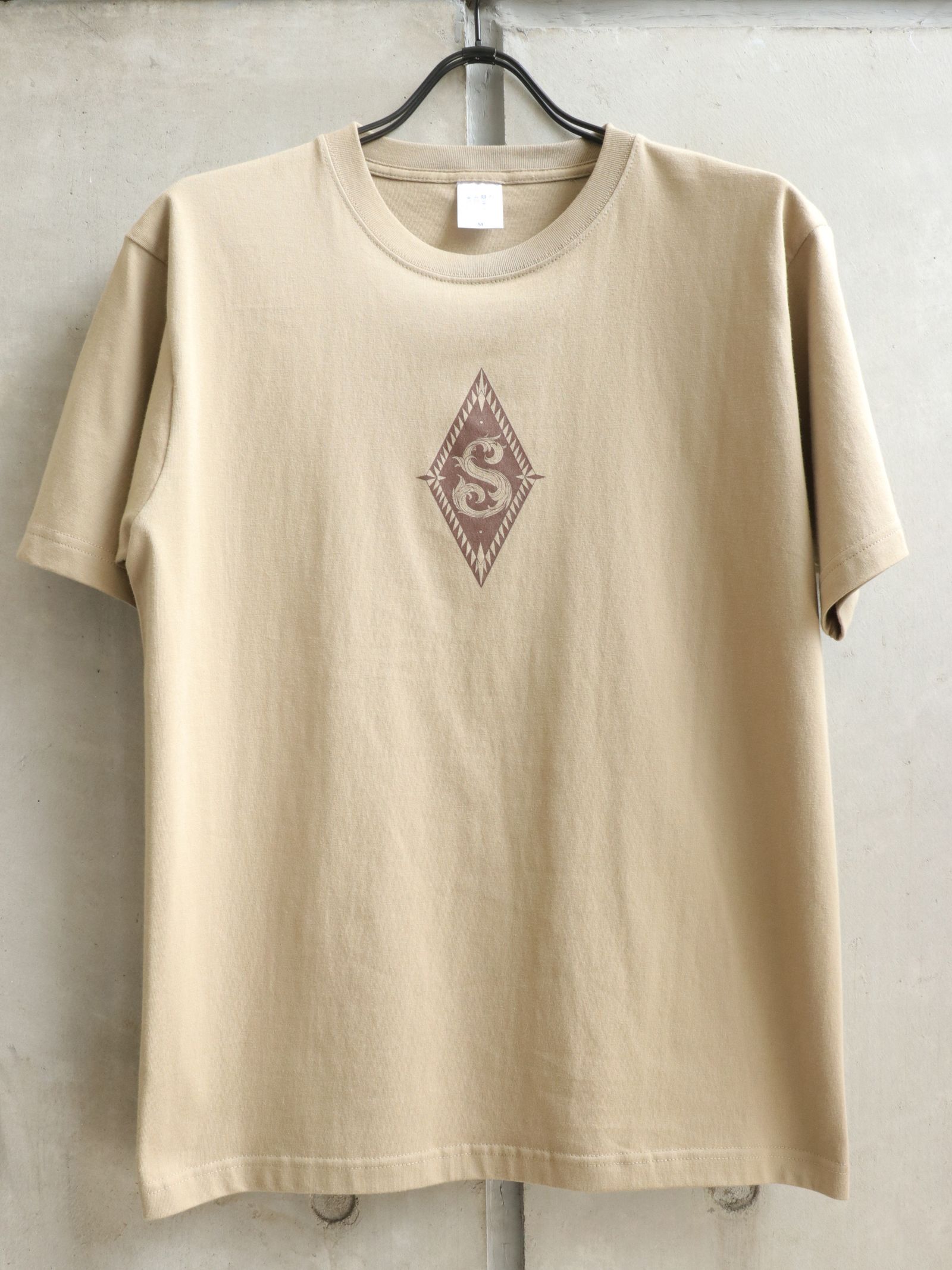 トライバル タイガーTシャツ (サンド) / TRIBAL TIGER TEE