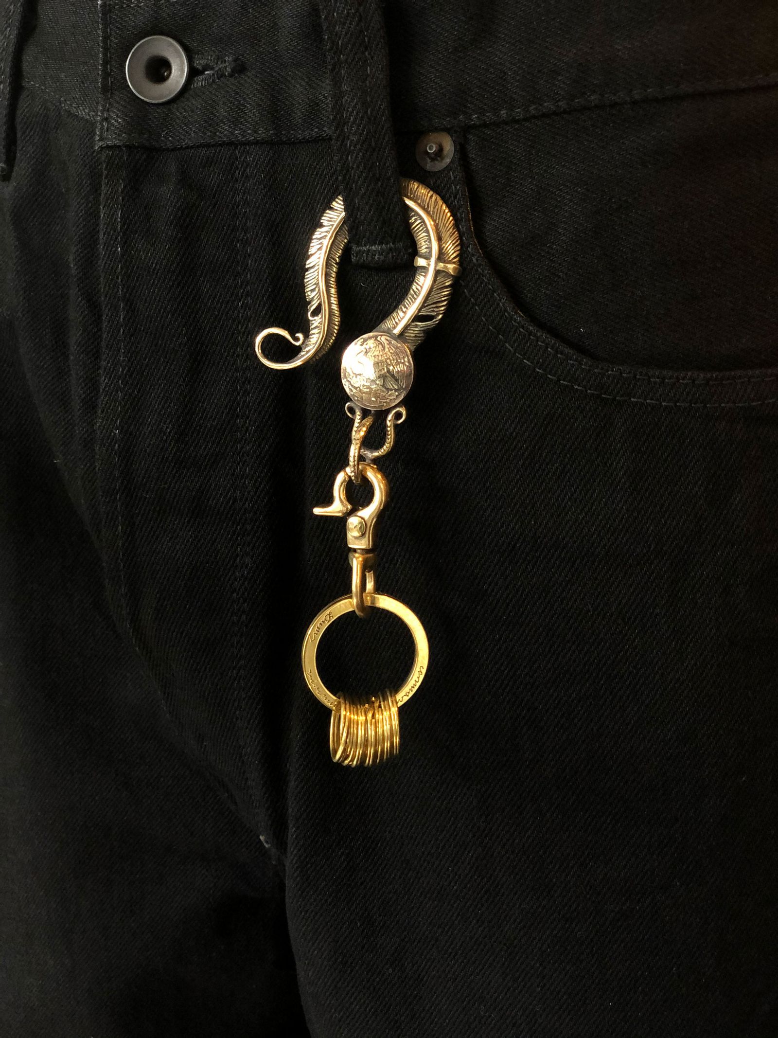 AGUILA MEXICANA FEATHER KEYHOLDER (BRASS)