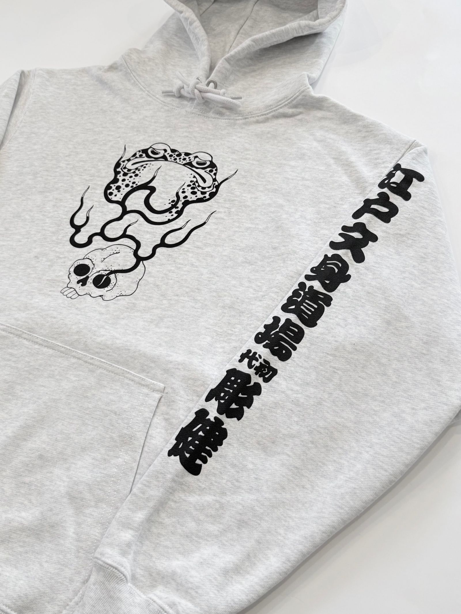 PULLOVER HOODIE "がまん"(ASH GRAY) SKANDA 26TH DESIGN by江戸文身道場 彫健