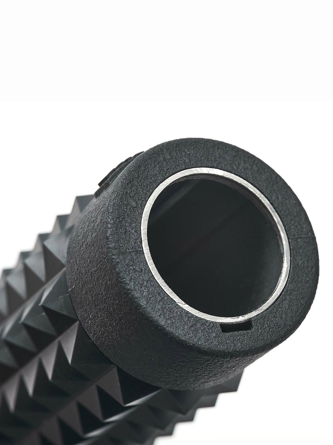 STUDS GRIP (BLACK)