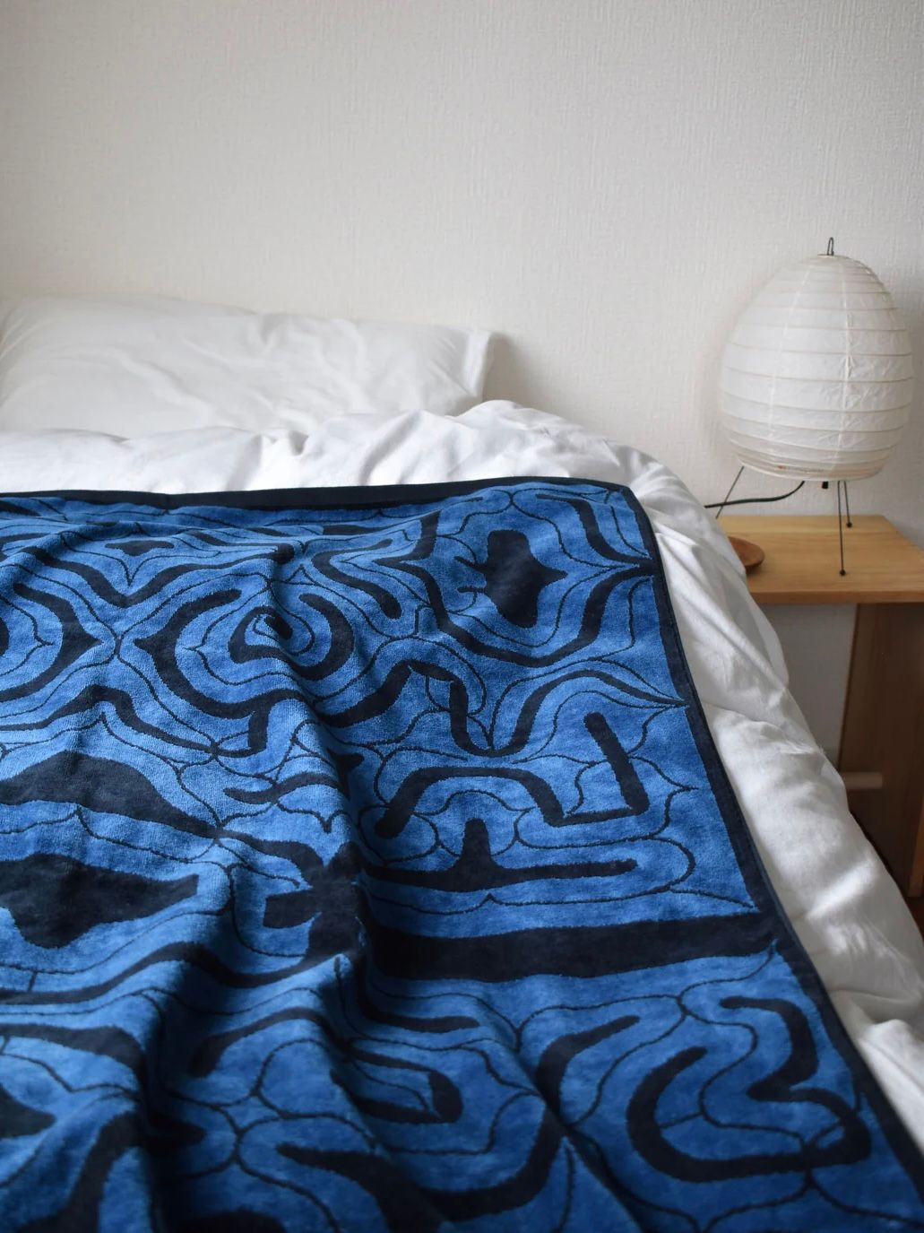 アイヌ文様の今治タオルブランケット (カパラミプ - ブルー×ネイビー)