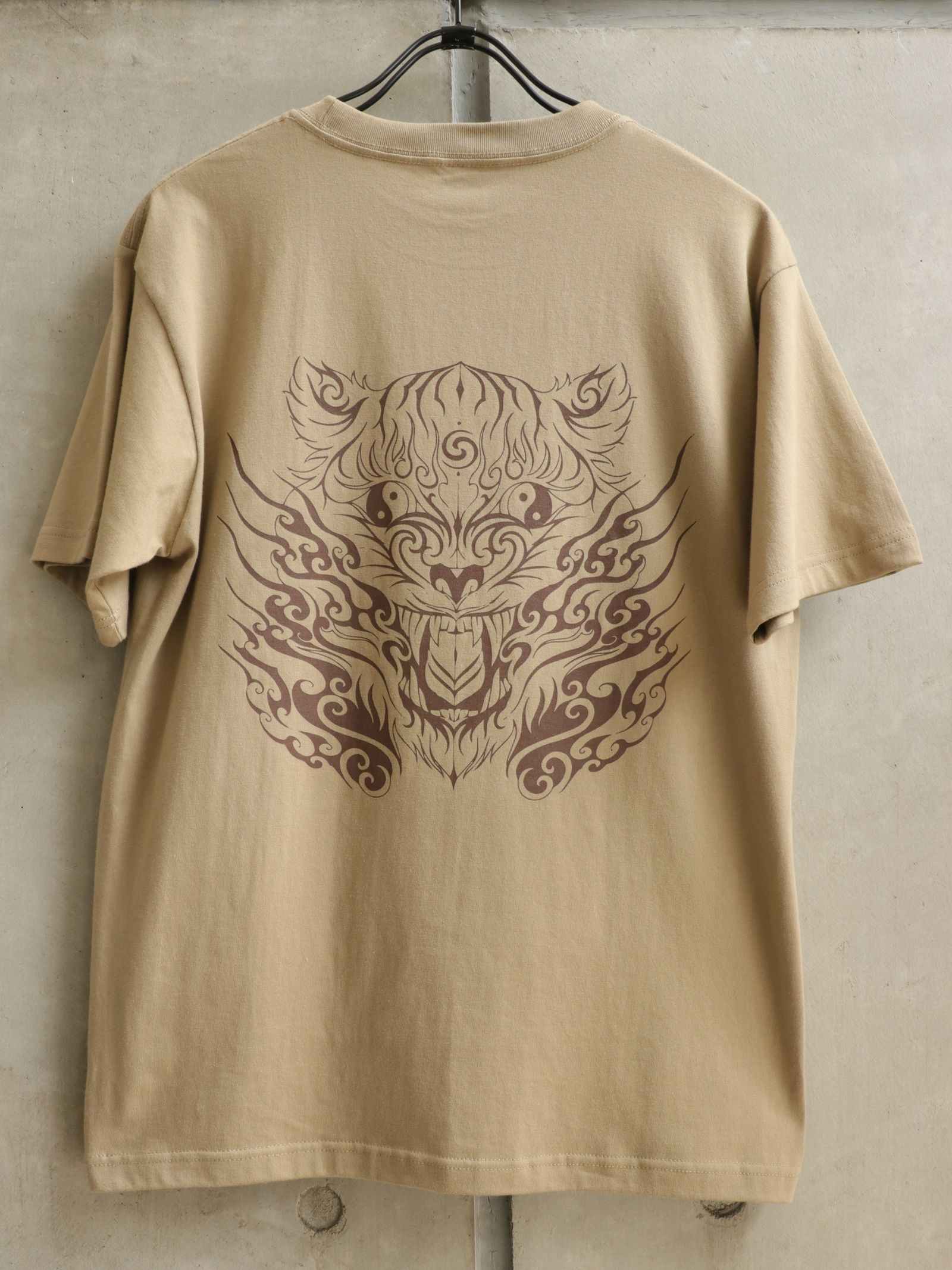 トライバル タイガーTシャツ (サンド) / TRIBAL TIGER TEE
