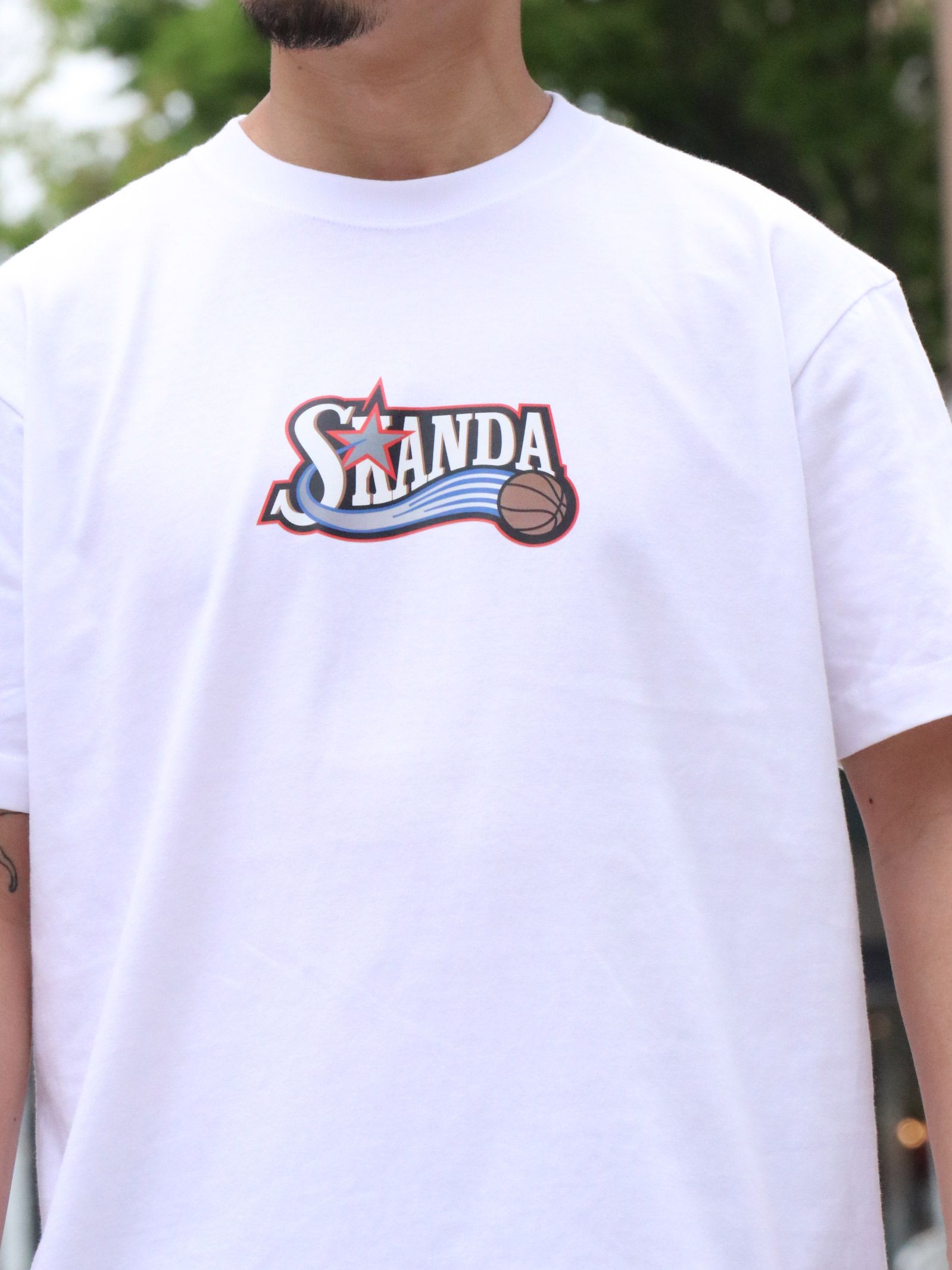 ”SKANDA×GRAVYSOURCE” W-NAME TEE (WHITE)
