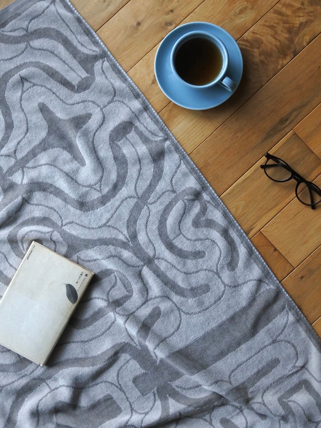 アイヌ文様の今治タオルブランケット (カパラミプ - ライトグレー×グレー)