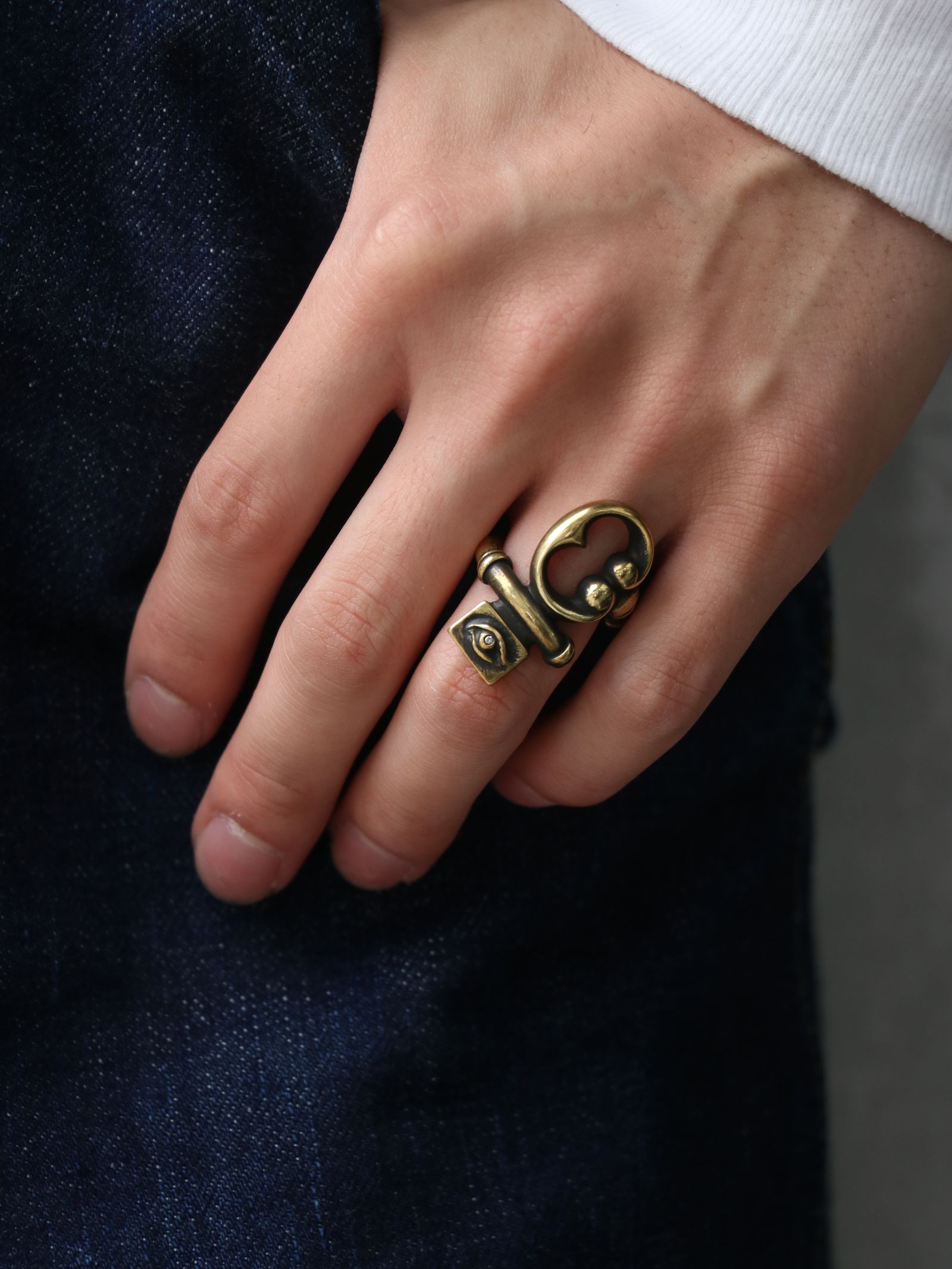 LOOKING EE RING (BRASS×CLEAR STONE）