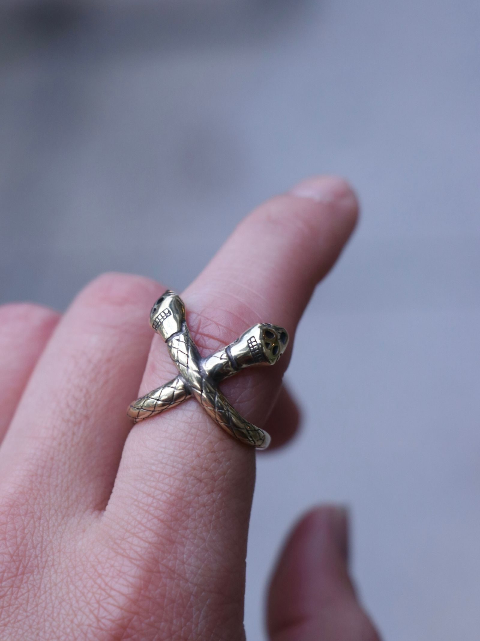 "SKANDA×galcia" CROSS SNEAK RING (BRASS)