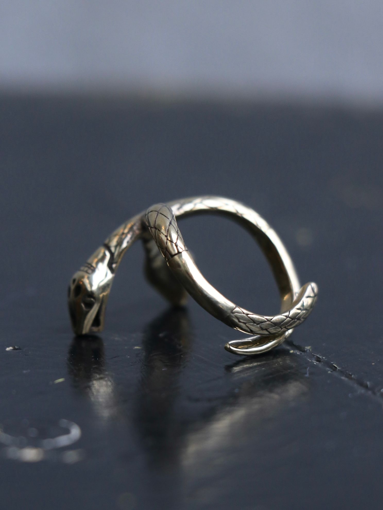 "SKANDA×galcia" CROSS SNEAK RING (BRASS)