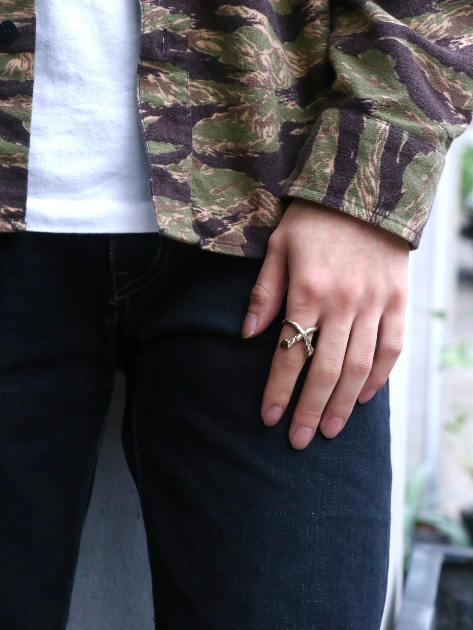 "SKANDA×galcia" CROSS SNEAK RING (BRASS)