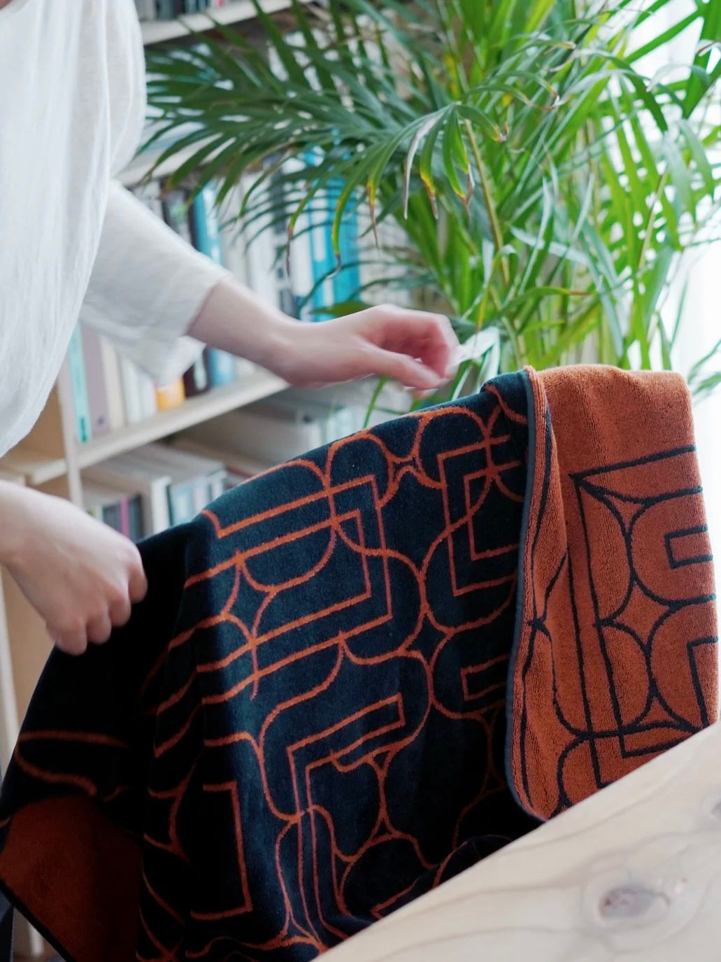 アイヌ文様の今治タオルブランケット (チカラカラペ - ネイビー×オレンジ)