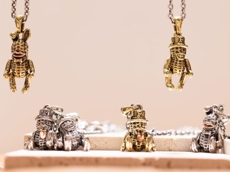 TEDDY BUNNYPEANUTS (BRASS) + SILVER CHAIN 60CM. ROUND
