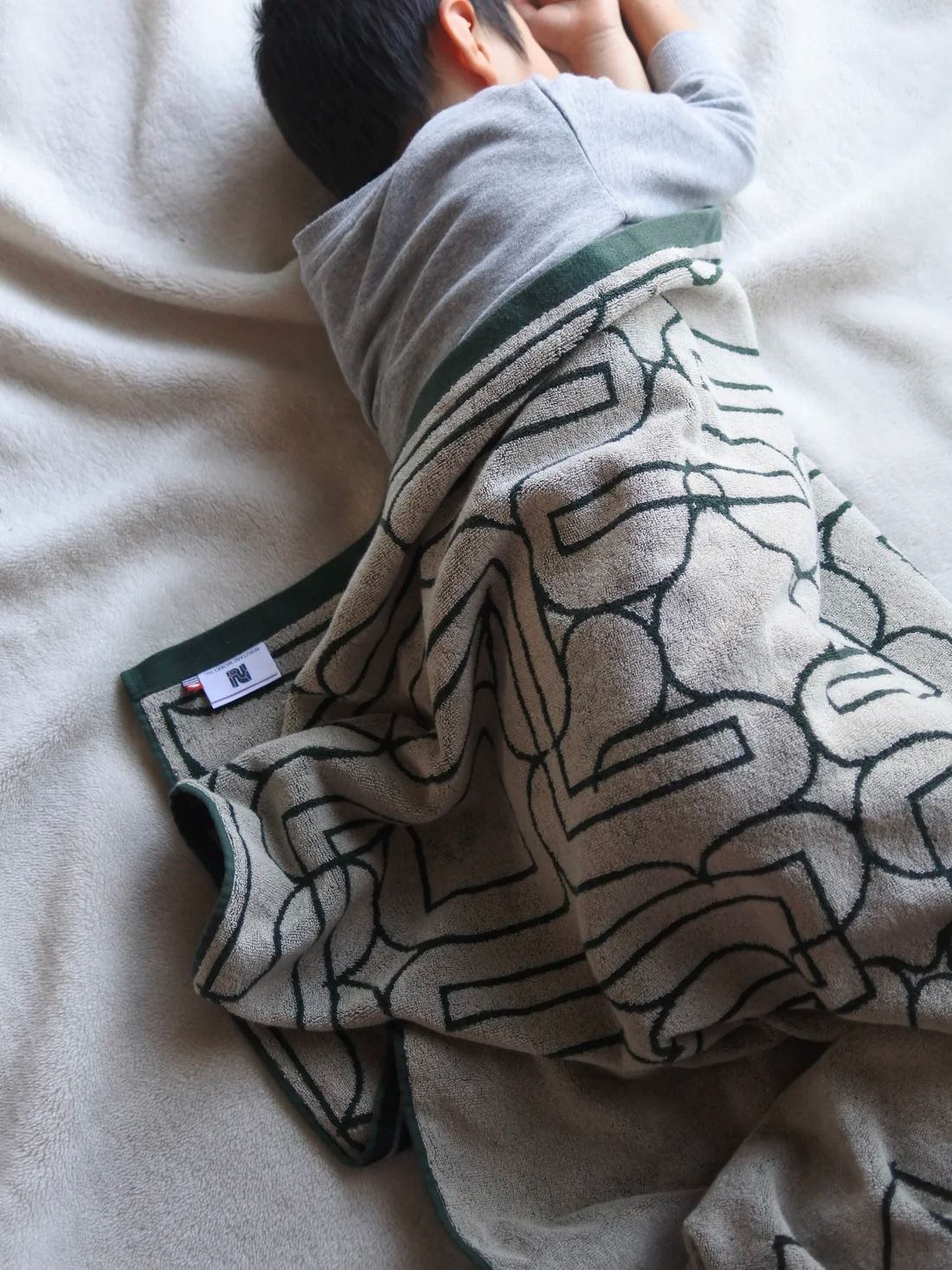 アイヌ文様の今治タオルブランケット (チカラカラペ - ダークグリーン×サンドベージュ)