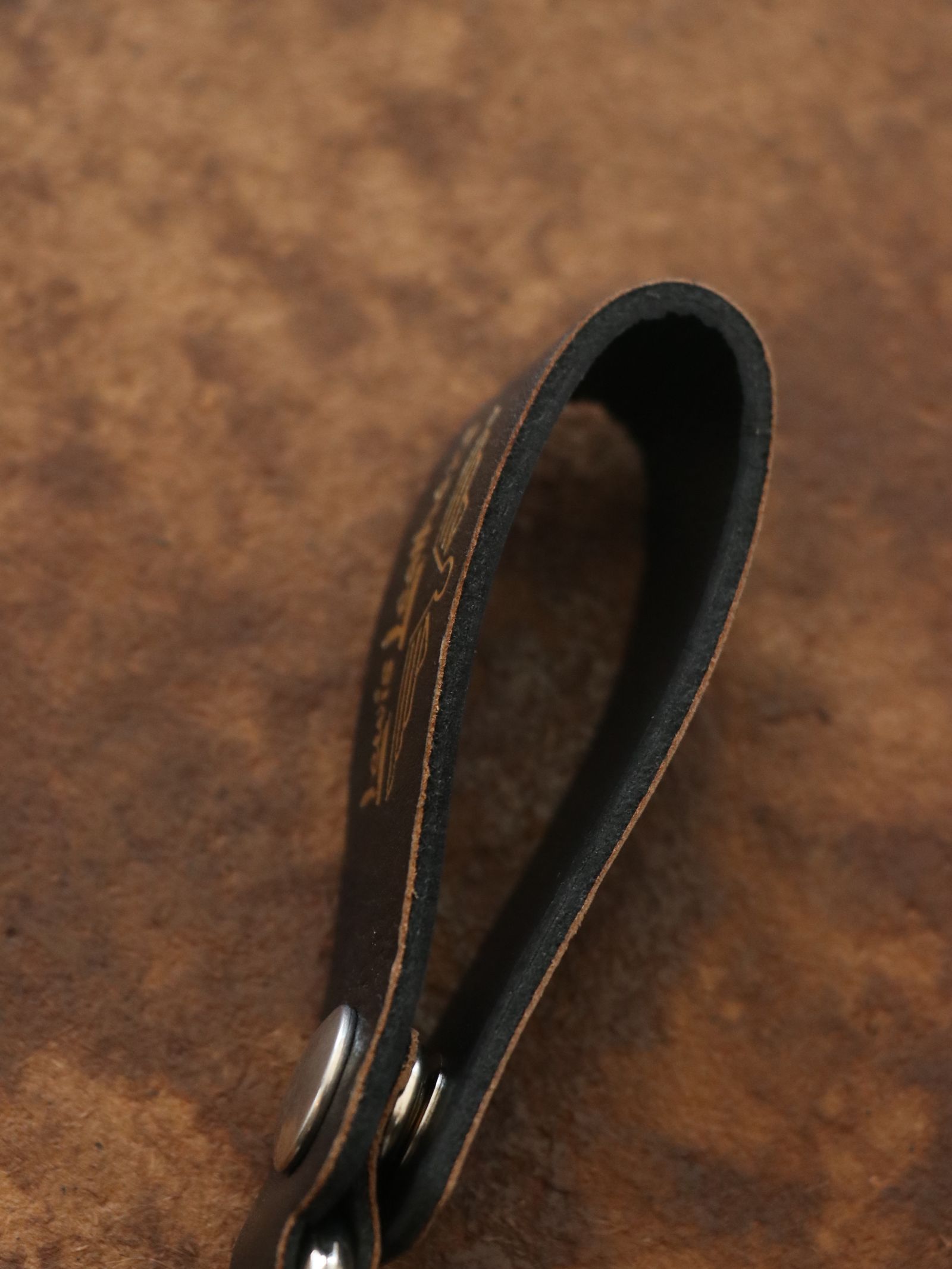 【限定発売】LEWIS LEATHERS BELT LOOP KEYRING MK2 VEGE COW (VEGE GOLD×HORSE BLACK)