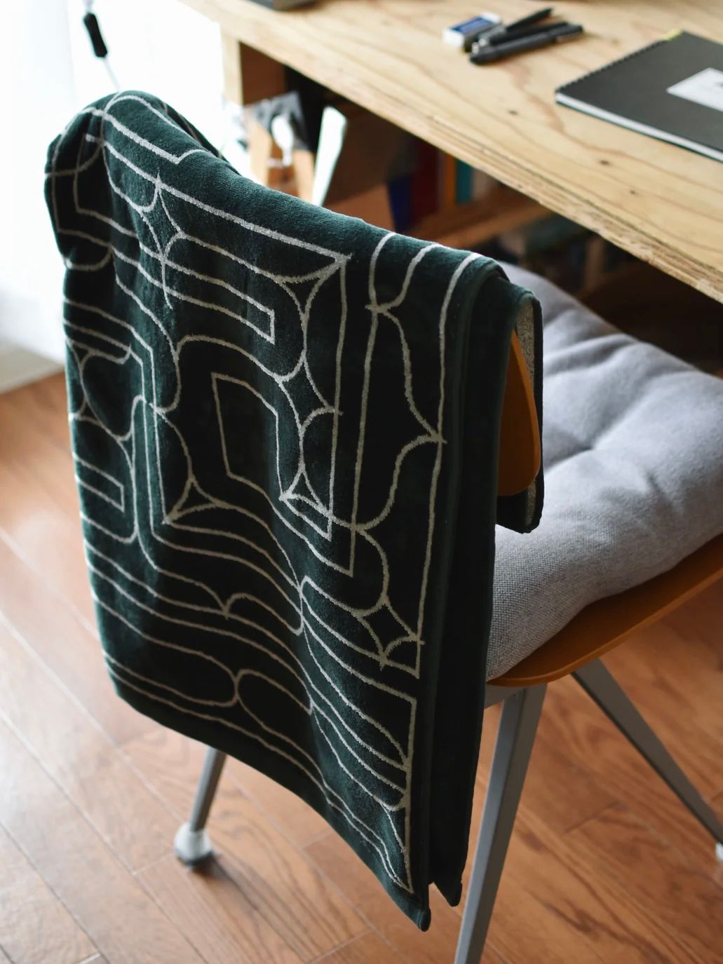 アイヌ文様の今治タオルブランケット (チカラカラペ - ダークグリーン×サンドベージュ)