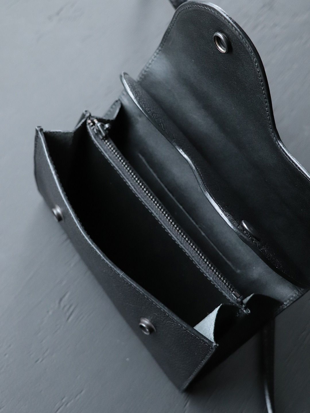 BLACK EYE DOUBLE FLAP PASSPORT BAG (BLACK)