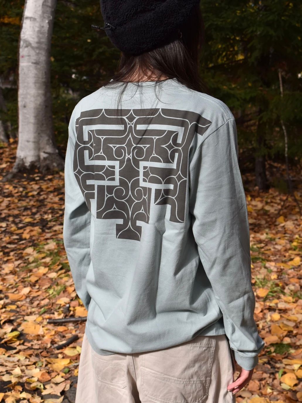バックプリント長袖コットンTシャツ -cikarkarpe- (SMOKEY GREEN)