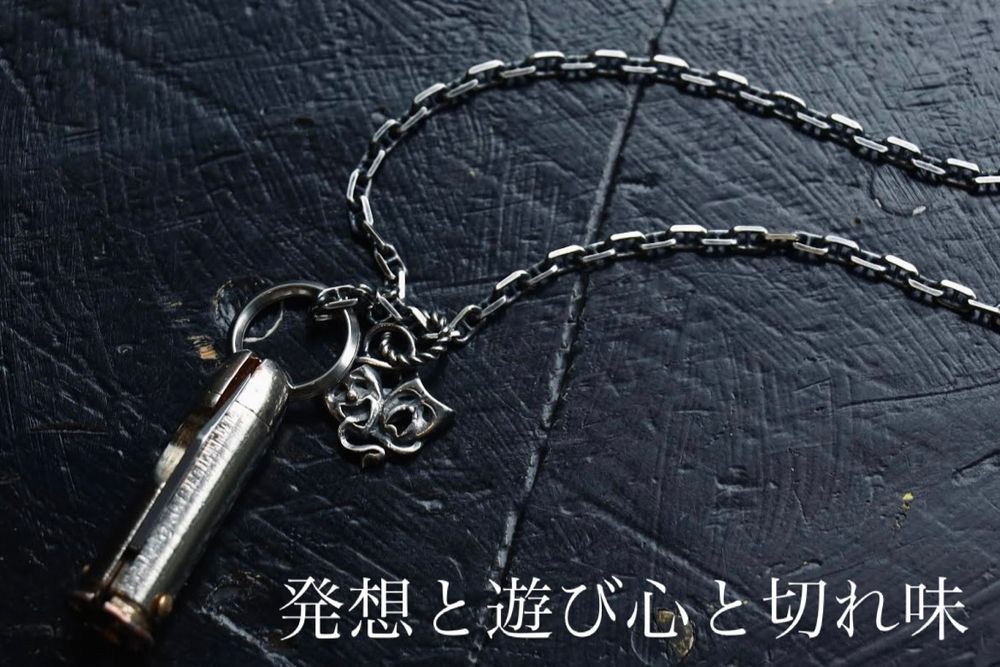 見た目も切れ味も鋭いネックレス