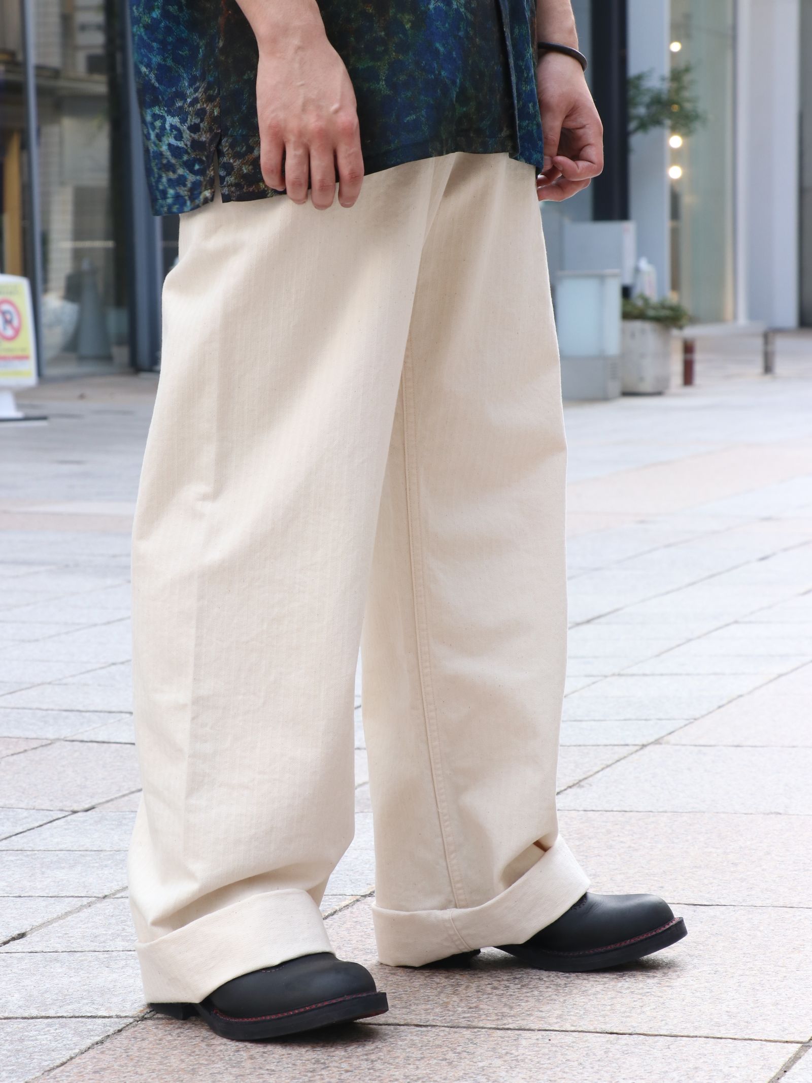 "今に着たい" レオパードシャツ×白パンでスタイリング