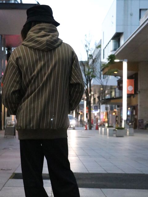 意外とアリなパーカー×スラックス