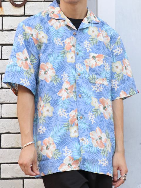 夏を纏う、柄シャツ一枚で涼しげなスタイル