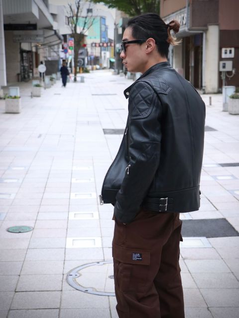 ミリタリーでありながらイージー仕様を取り入れた革ジャンスタイル