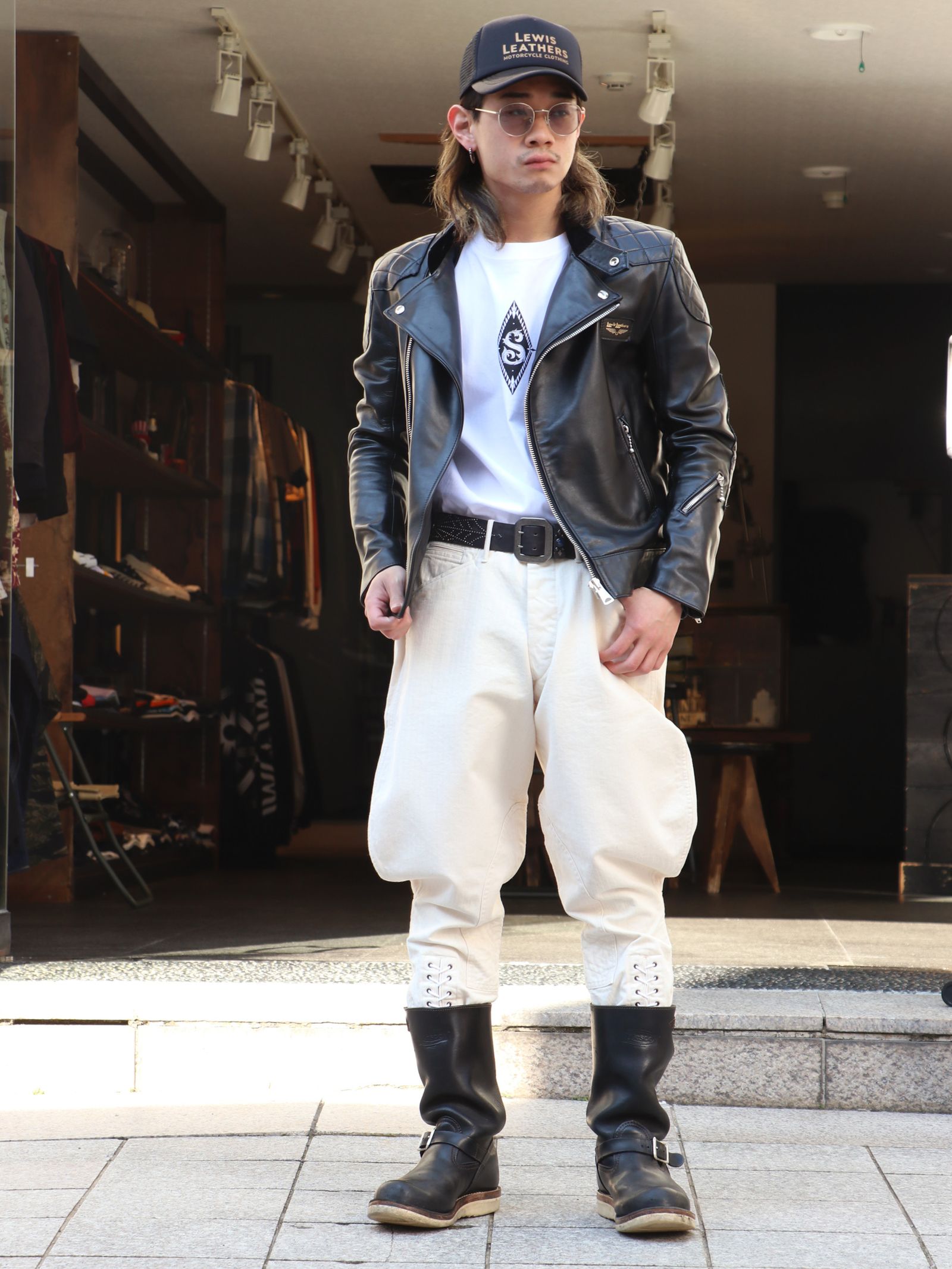 ブラック×ホワイトでレーシングスタイル