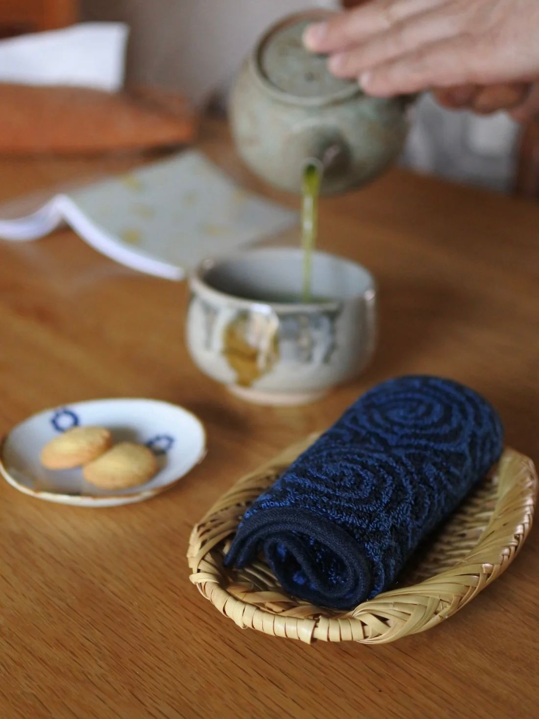 アイヌ文様の今治タオルハンカチ (カパラミプ - ブルー×ネイビー)