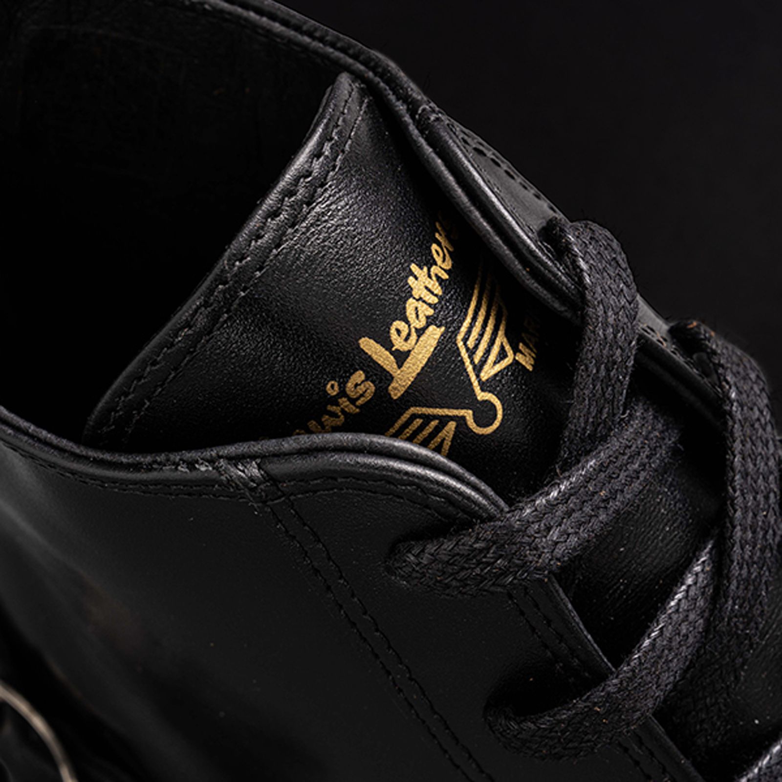 (3月8日11時より発売開始) EMBOSSED LEWIS LEATHERS SNEAKERS (BLACK)