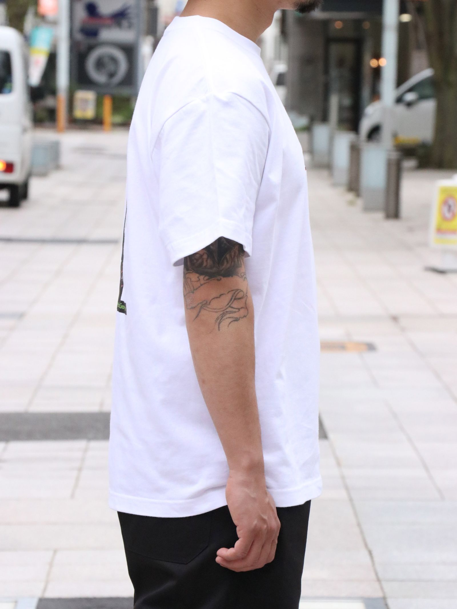 ”SKANDA×GRAVYSOURCE” W-NAME TEE (WHITE)