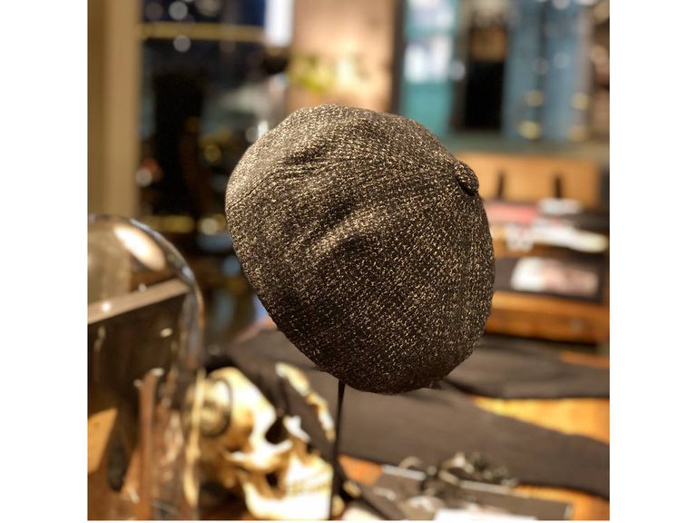 BLACK SIGN For "BERET"