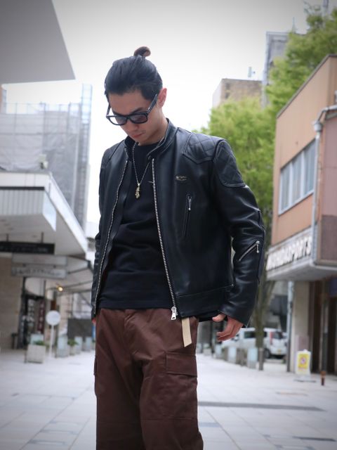ミリタリーでありながらイージー仕様を取り入れた革ジャンスタイル