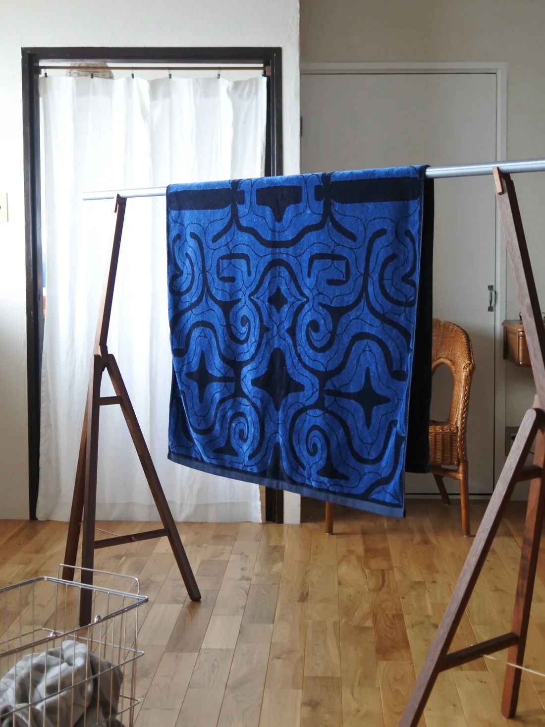 アイヌ文様の今治タオルブランケット (カパラミプ - ブルー×ネイビー)