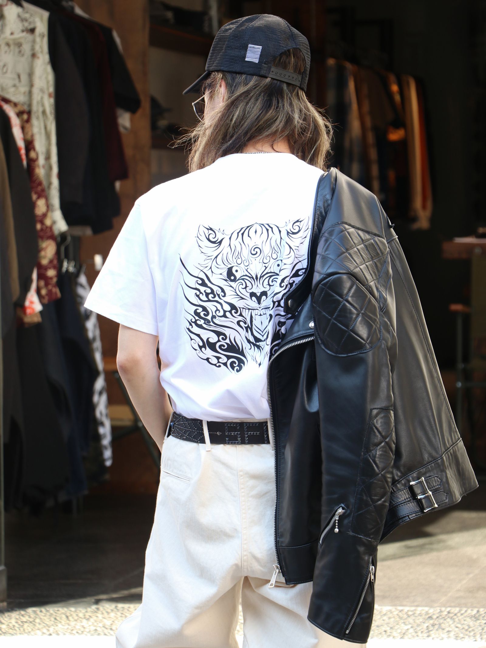 ブラック×ホワイトでレーシングスタイル
